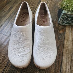 NWOT Klogs Women's White Leather‎ Embossed Slip-On Work Clogs. Size 8.
